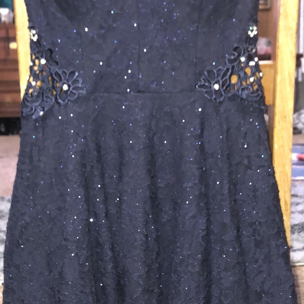 Beautiful 🤩 Juniors lace off the shoulder midi dress 👗 - Picture 6 of 14